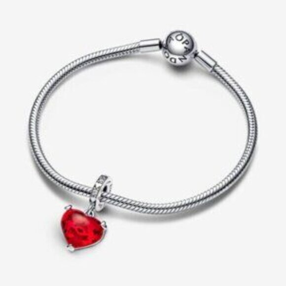 Pandora Disney Mickey & Minnie Mouse Kiss Red Murano Glass Dangle Charm - Picture 2 of 3